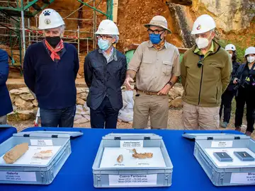 El consejero de Cultura y Turismo de Castilla y León acompañado por los codirectores de Atapuerca en el balance de la campaña de excavaciones.