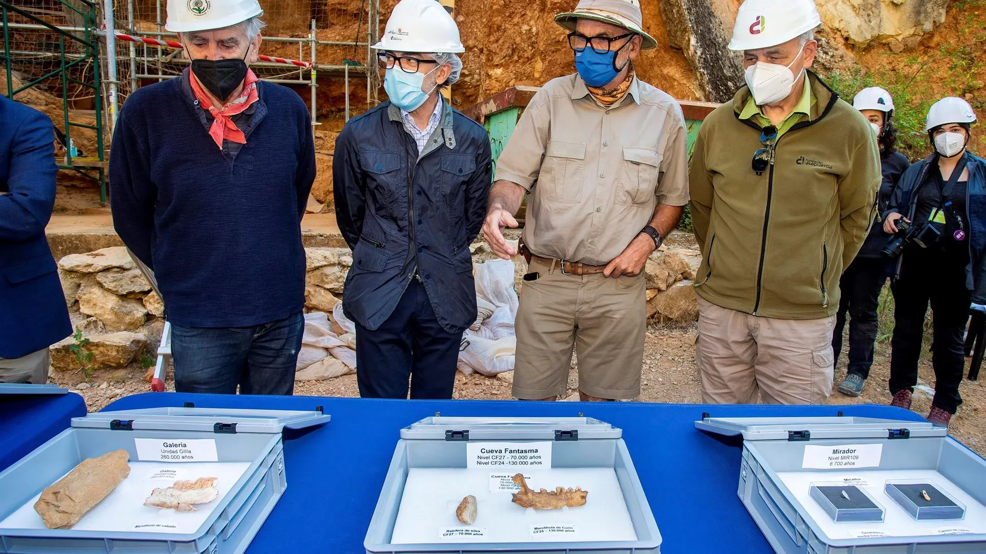 El consejero de Cultura y Turismo de Castilla y León acompañado por los codirectores de Atapuerca en el balance de la campaña de excavaciones.