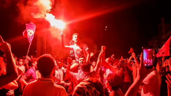 Simpatizantes del presidente tunecino Kais Saied se reúnen en las calles después de que éste destituyera al gobierno y congelara el parlamento el pasado domingo EFE
