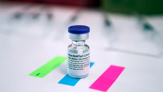 Vista de una dosis de la vacuna contra el COVID de Pfizer-BioNtech EFE