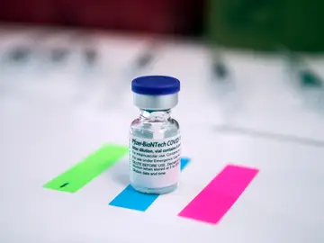 Vista de una dosis de la vacuna contra el COVID de Pfizer-BioNtech