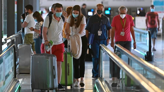 Varios turistas caminan por la terminal 4 del aeropuerto Adolfo Suárez Madrid Barajas. Varios turistas caminan por la terminal 4 del aeropuerto Adolfo Suárez Madrid Barajas.