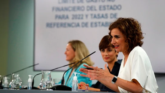 La ministra de Hacienda, María Jesús Montero, junto con la portavoz Isabel Rodríguez y la ministra Nadia Calviño EFE