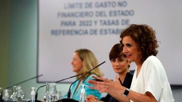  La ministra de Hacienda, María Jesús Montero, junto con la portavoz Isabel Rodríguez y la ministra Nadia Calviño