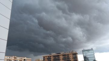 Abundante nubosidad sobre Alicante, momentos antes de la tormenta