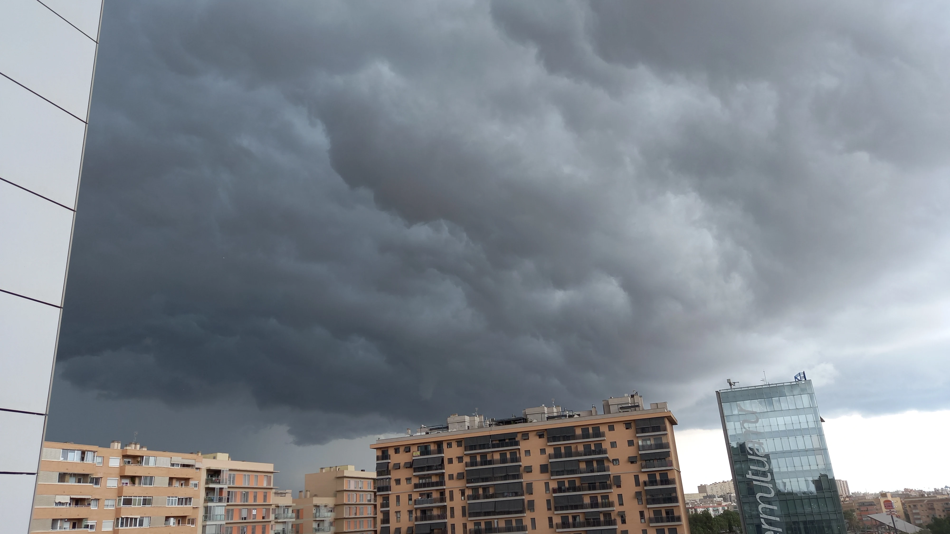 Abundante nubosidad sobre Alicante, momentos antes de la tormenta