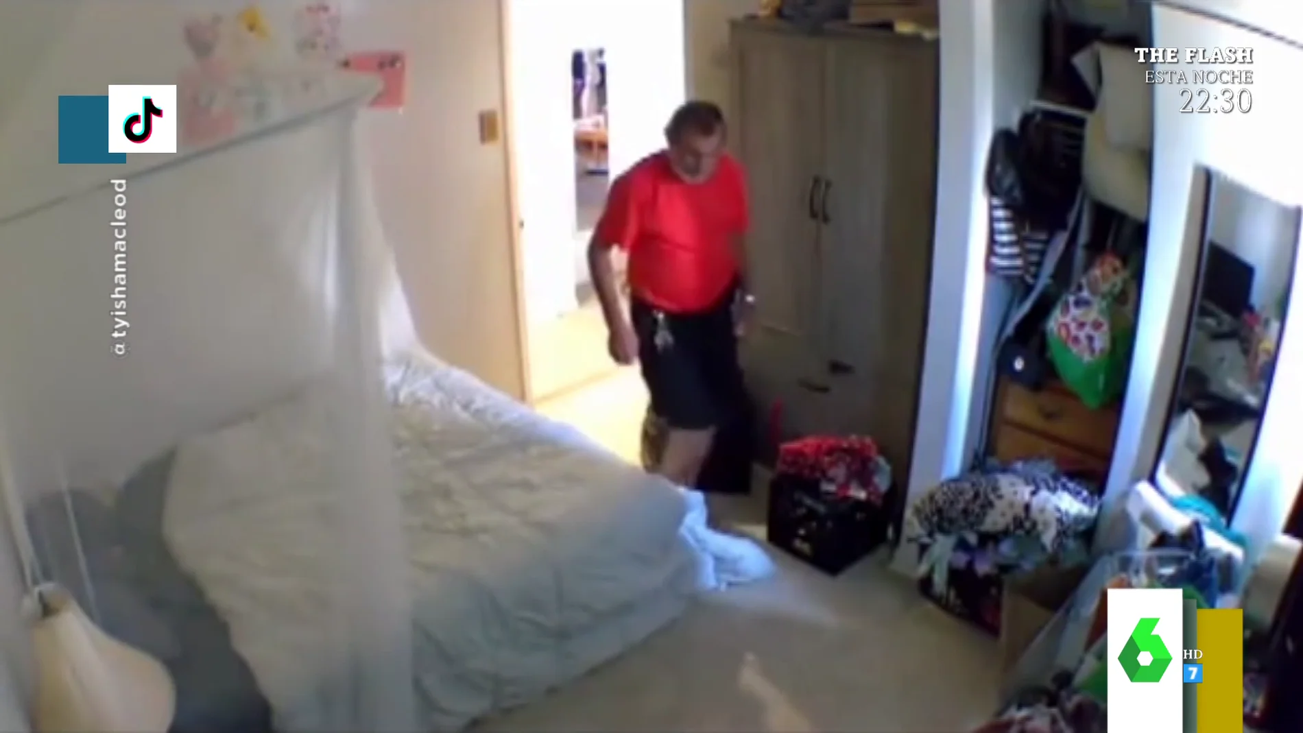 El indignante vídeo en el que un casero entra en la casa de su inquilina para oler sus cosas