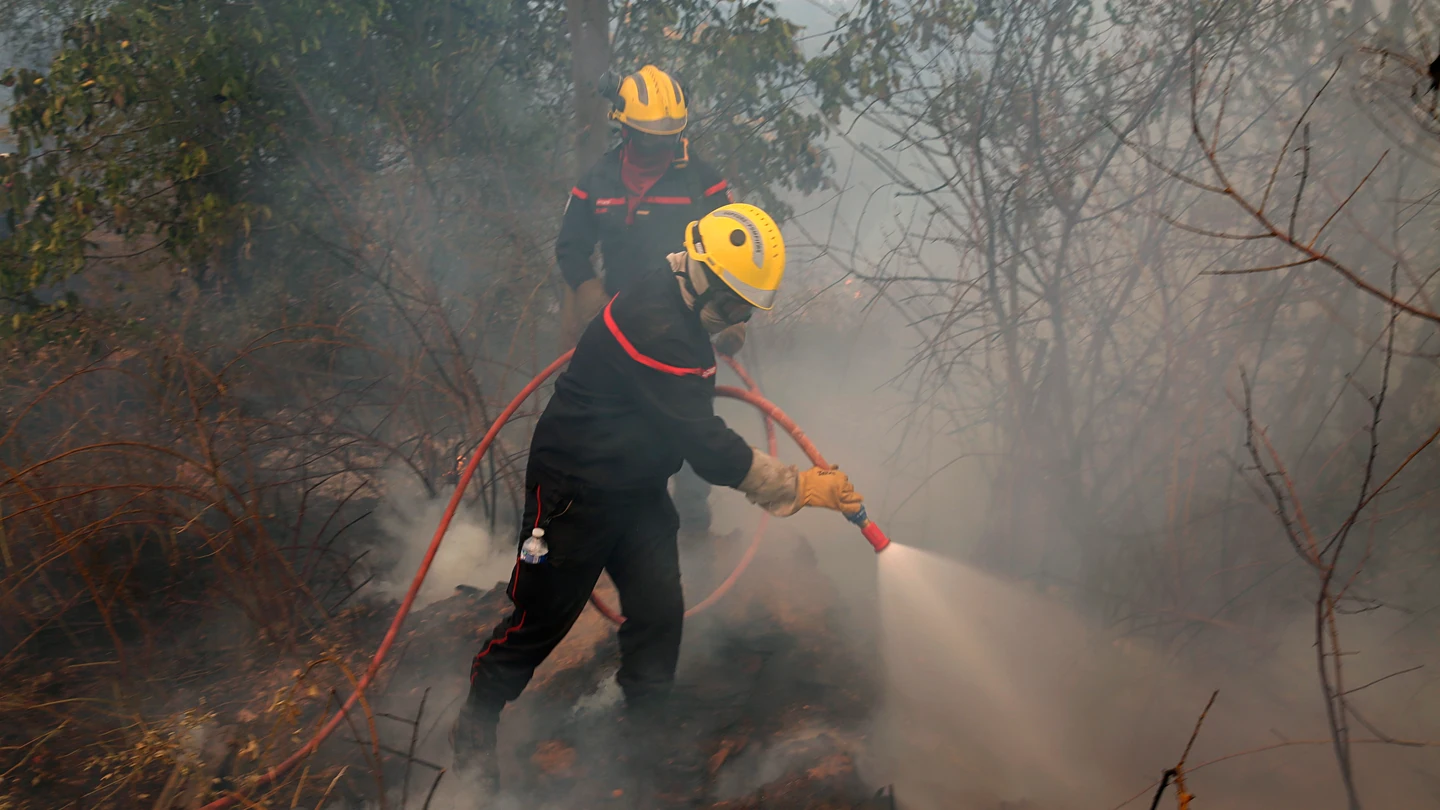 Bomberos franceses trabajan para extinguir el incendio cerca de Atenas (Grecia) Bomberos franceses trabajan para extinguir el incendio cerca de Atenas (Grecia)