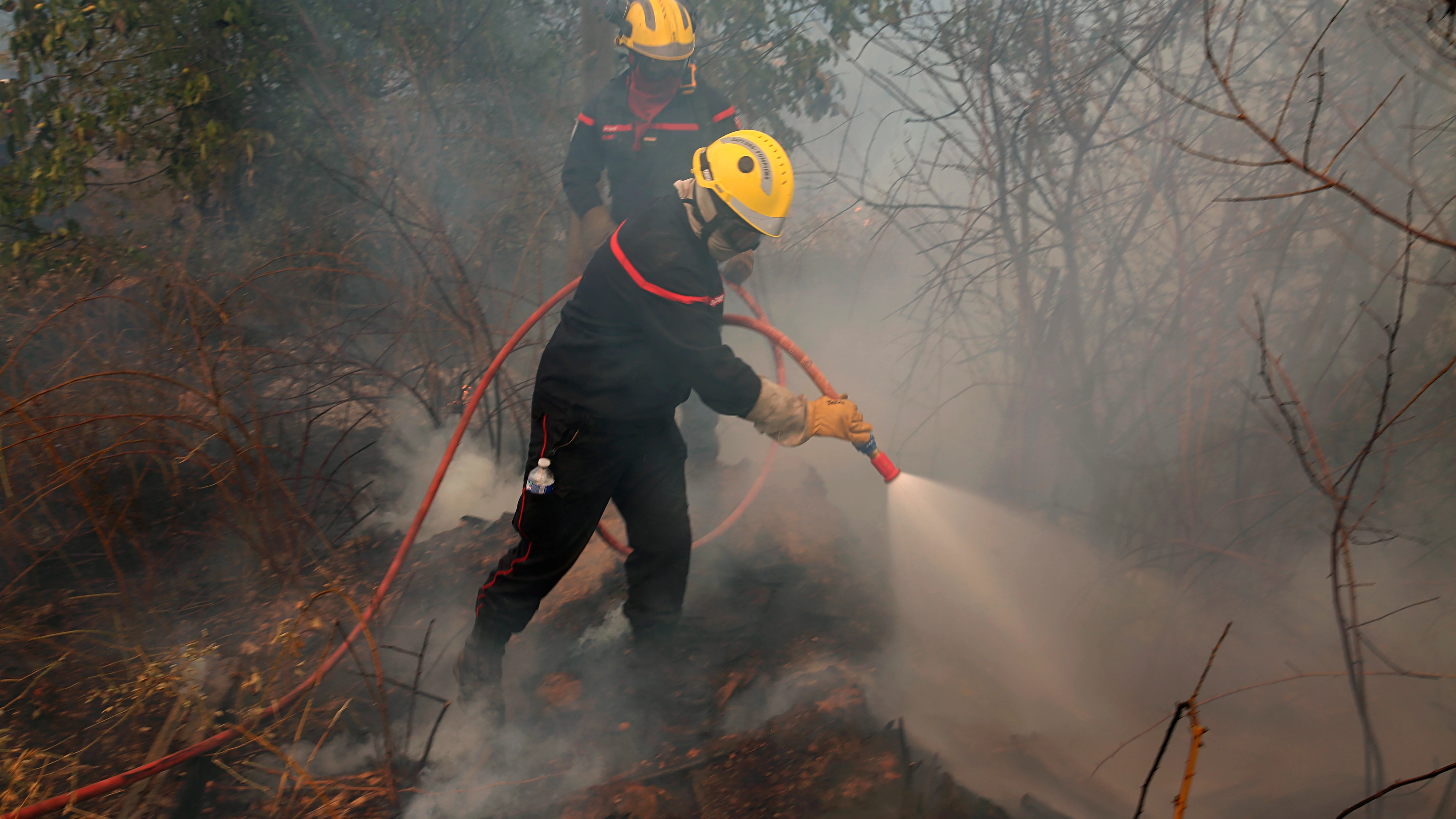 Bomberos franceses trabajan para extinguir el incendio cerca de Atenas (Grecia)