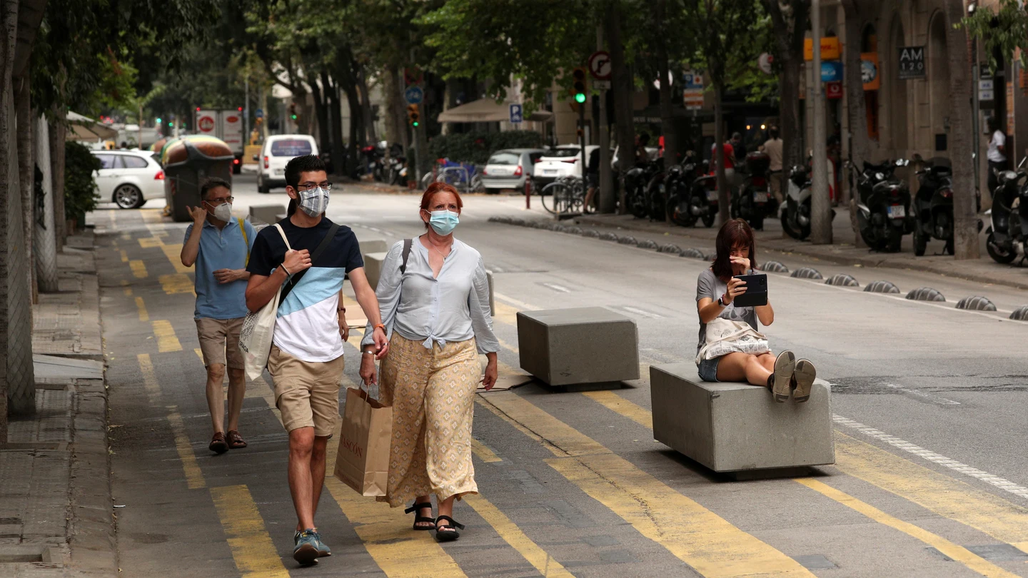Varias personas circulan por las calles de Barcelona Varias personas circulan por las calles de Barcelona