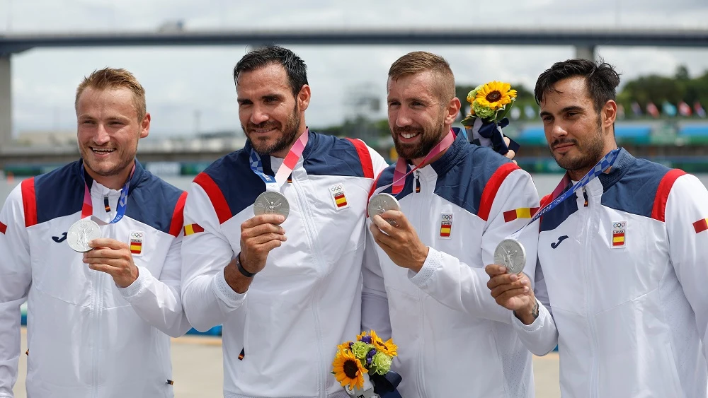 Los españoles Saúl Craviotto, Marcus Cooper Walz, Carlos Arévalo y Rodrigo Germade, medalla de plata en la prueba del K4 500 metros de piragüismo