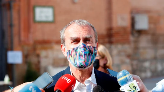 El director del CCAES, Fernando Simón, antes de recoger el IX Premio Trevillano y la medalla de oro de Villafeliche El director del CCAES, Fernando Simón, antes de recoger el IX Premio Trevillano y la medalla de oro de Villafeliche