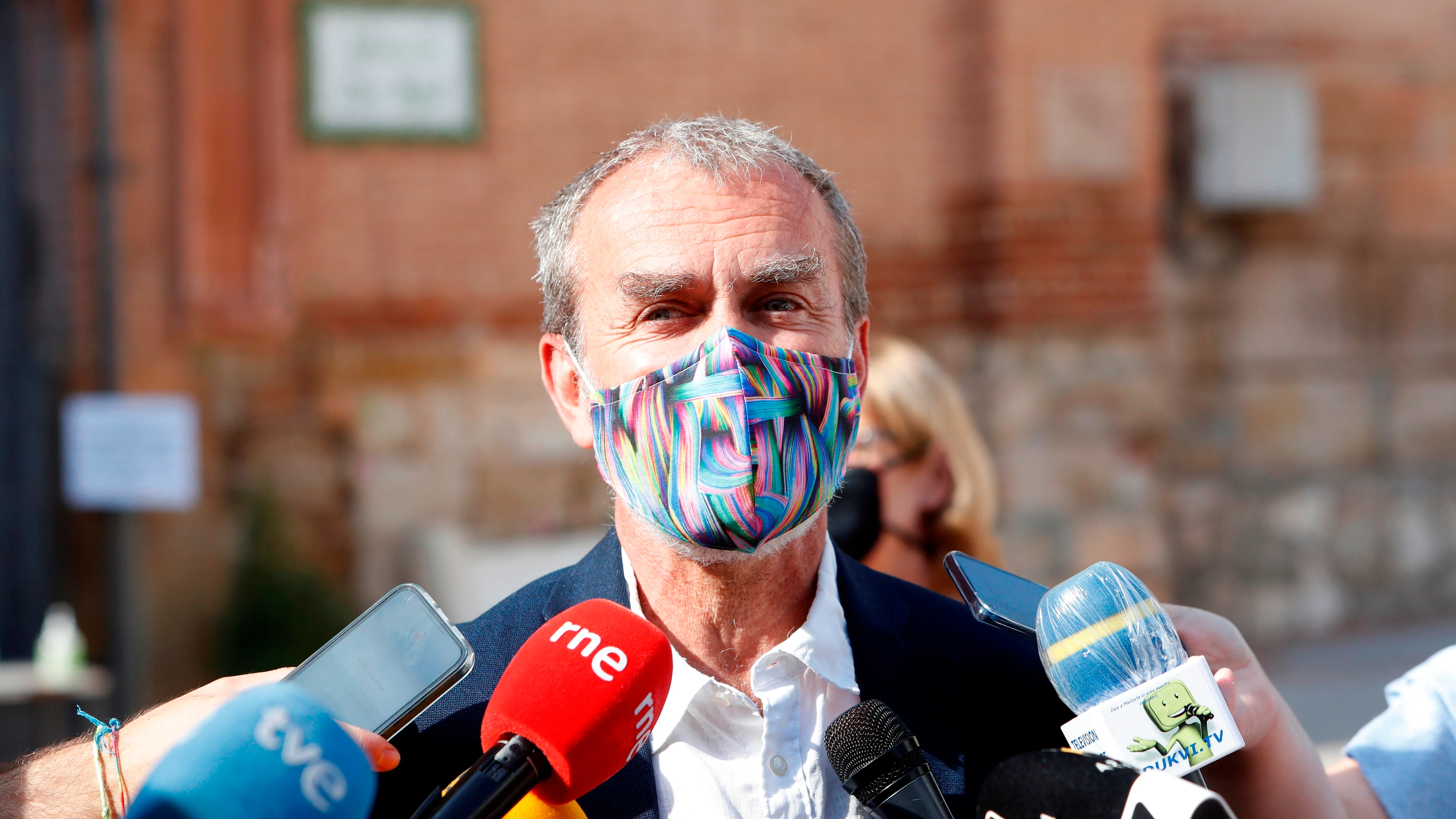 El director del CCAES, Fernando Simón, antes de recoger el IX Premio Trevillano y la medalla de oro de Villafeliche