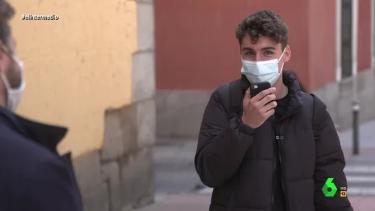 Joven habla con sus padres Joven habla con sus padres