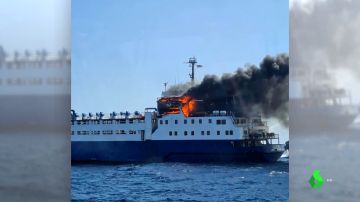 Imagen de un barco incendiado en Tarragona