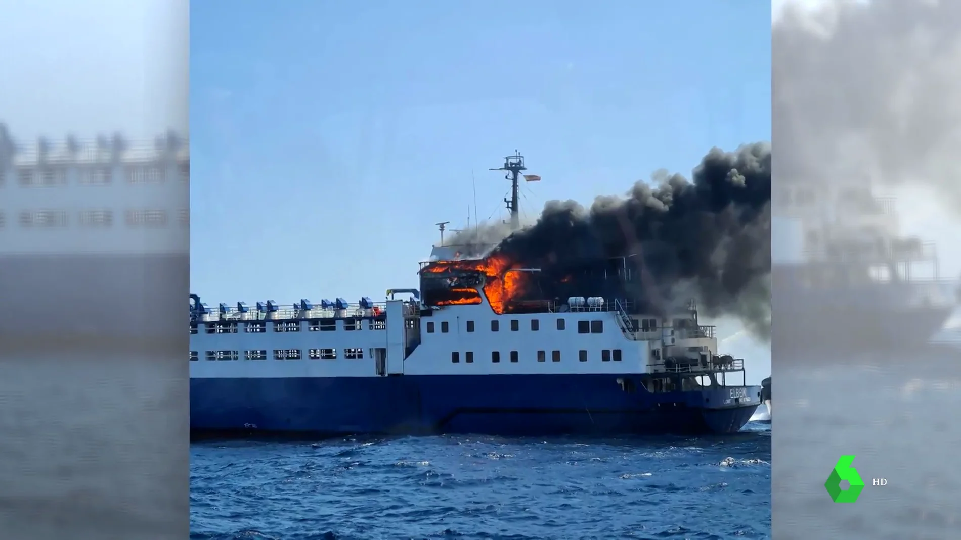 Imagen de un barco incendiado en Tarragona
