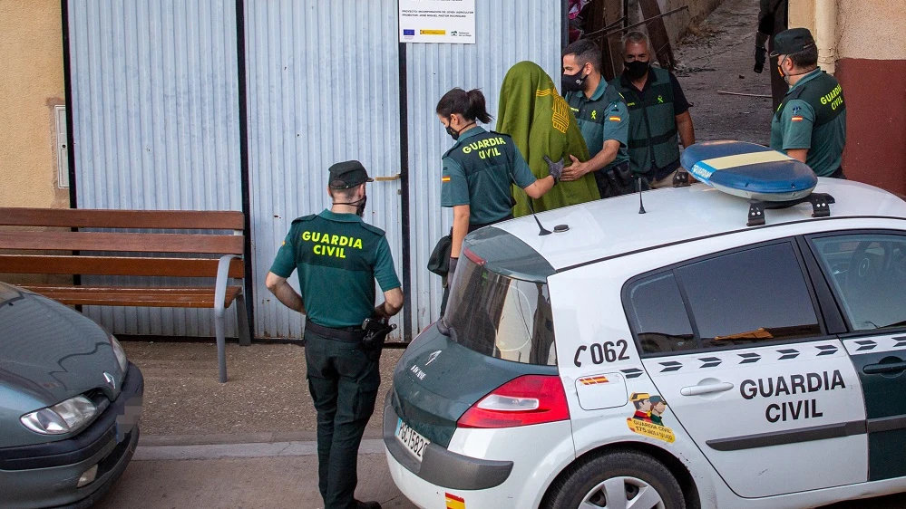 Imagen de la detención a un hombre por la desaparición de un joven en Entrena