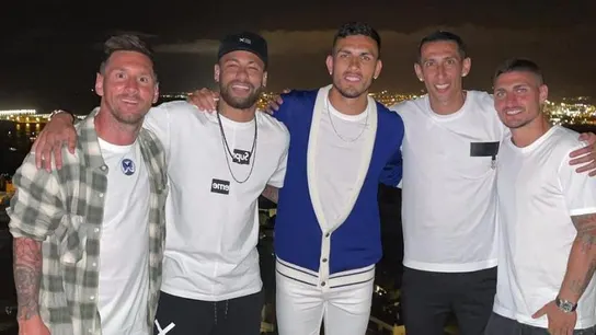 Messi, con varios jugadores del PSG Messi, con varios jugadores del PSG