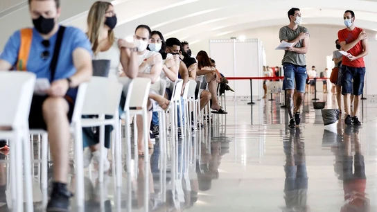 Personas se vacunan frente al coronavirus Personas se vacunan frente al coronavirus