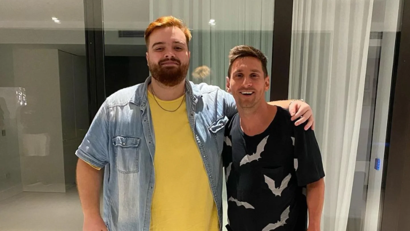 Ibai Llanos "se cuela" en la cena de despedida en casa de Leo Messi... en el coche del Kun Agüero Ibai Llanos "se cuela" en la cena de despedida en casa de Leo Messi... en el coche del Kun Agüero