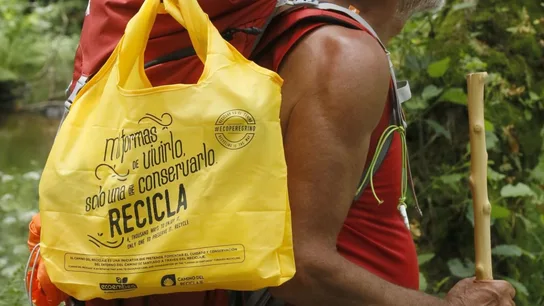 Uno de los 'ecoperegrinos' del Camino del Reciclaje Uno de los 'ecoperegrinos' del Camino del Reciclaje