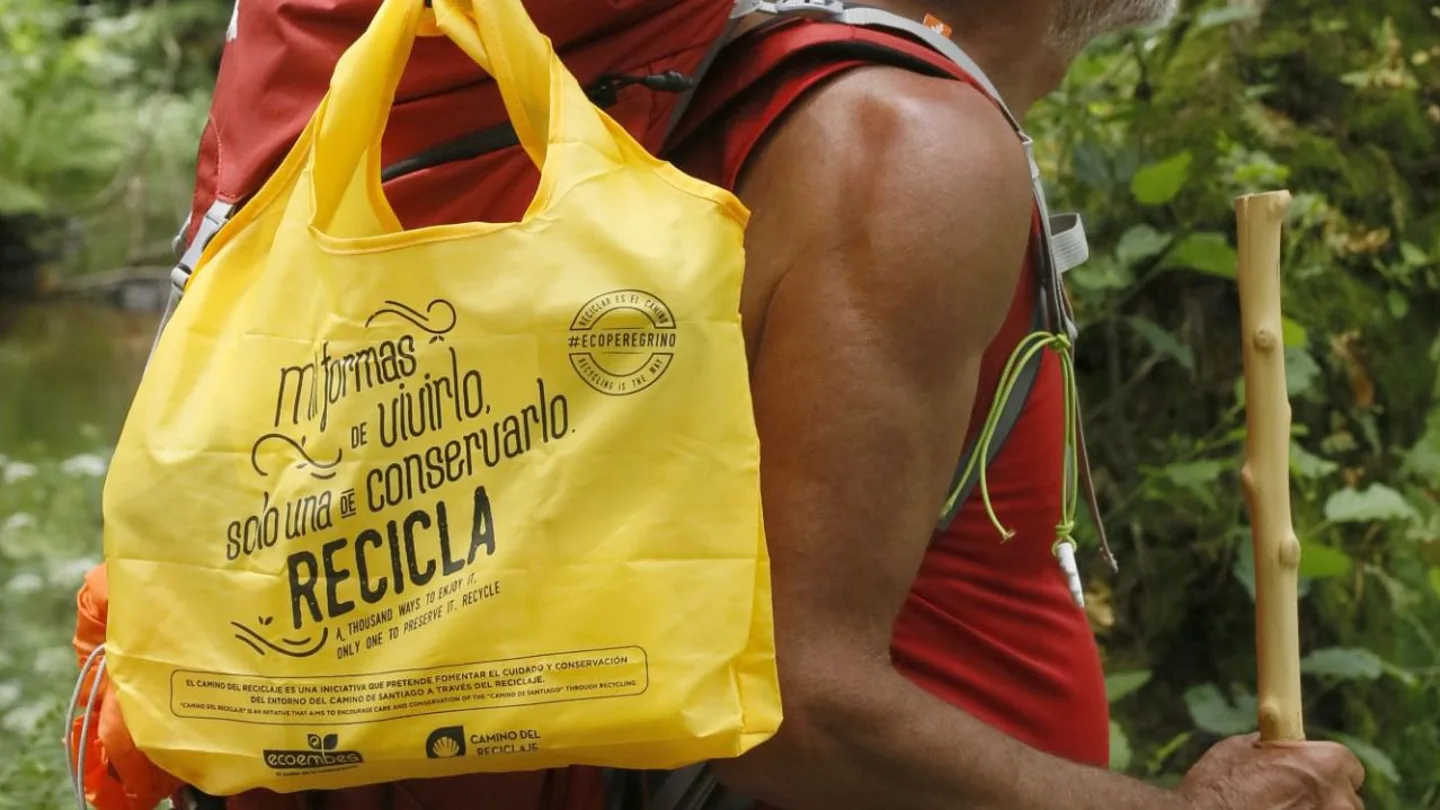 Uno de los 'ecoperegrinos' del Camino del Reciclaje Uno de los 'ecoperegrinos' del Camino del Reciclaje