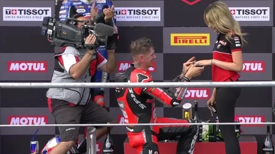 Victoria y pedida de mano en el podio de Scott Redding Victoria y pedida de mano en el podio de Scott Redding