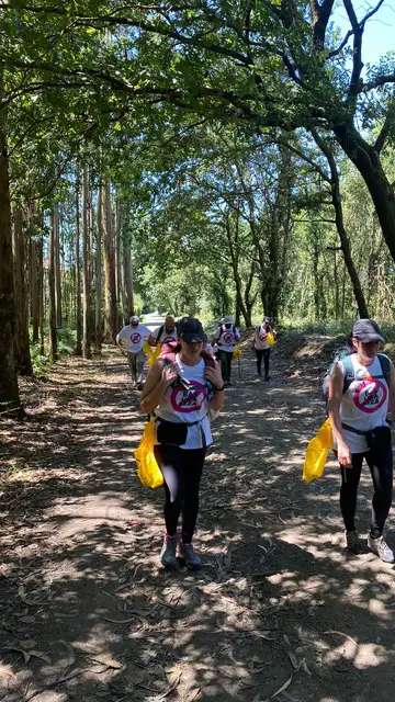 Un grupo de 'ecoperegrinos' durante una de las etapas de El Camino de Santiago Un grupo de 'ecoperegrinos' durante una de las etapas de El Camino de Santiago