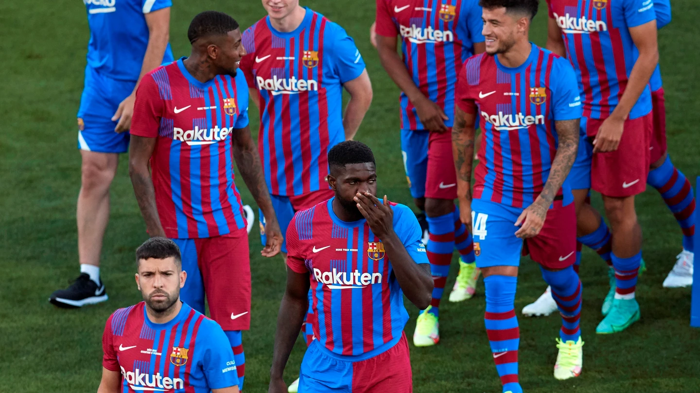 Umtiti, entre los jugadores del FC Barcelona Umtiti, entre los jugadores del FC Barcelona
