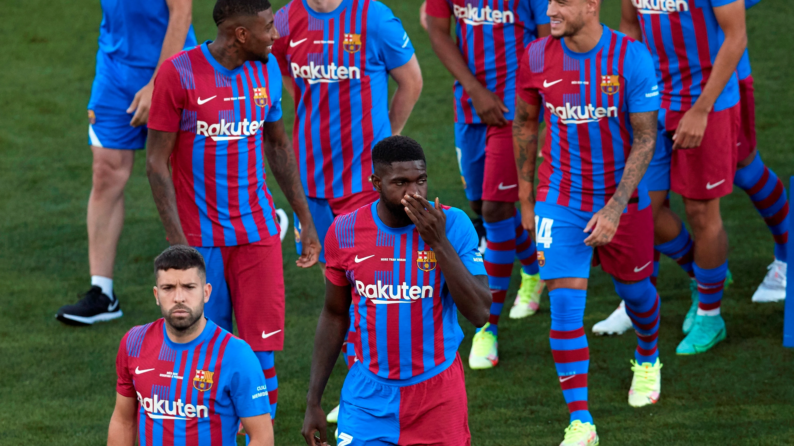 Umtiti, entre los jugadores del FC Barcelona Umtiti, entre los jugadores del FC Barcelona