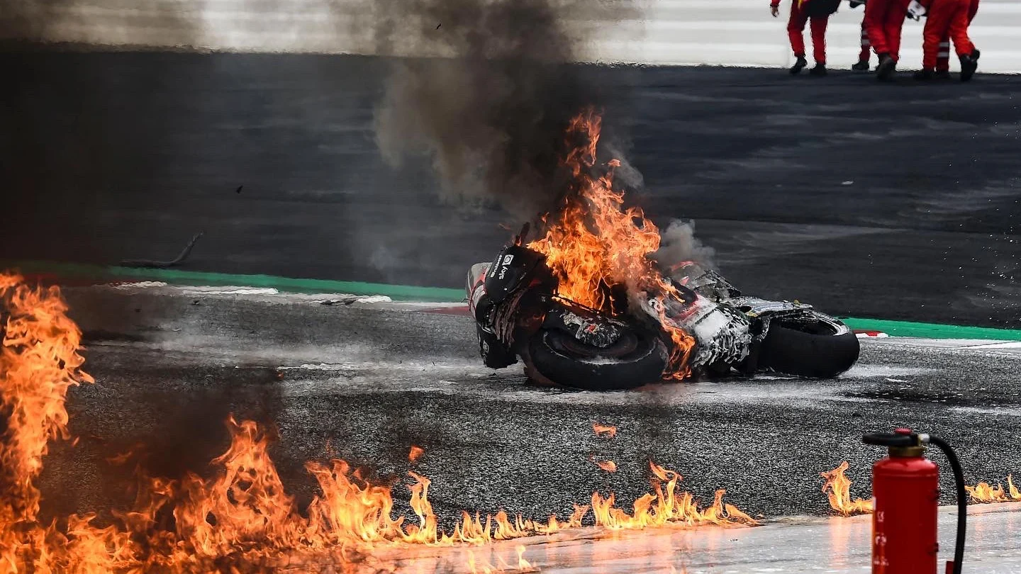 El espectacular incendio en el que se vio envuelto Dani Pedrosa en su vuelta a MotoGP El espectacular incendio en el que se vio envuelto Dani Pedrosa en su vuelta a MotoGP