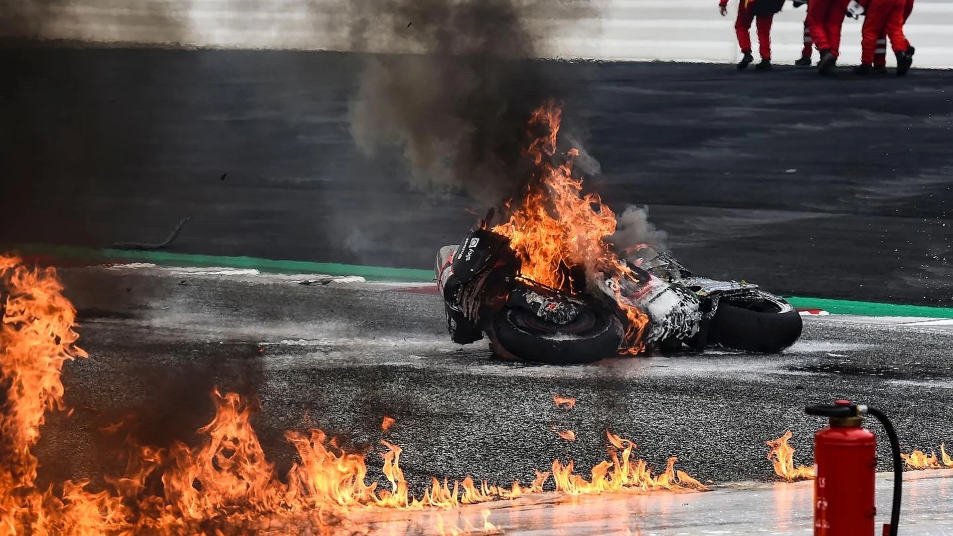 El espectacular incendio en el que se vio envuelto Dani Pedrosa en su vuelta a MotoGP