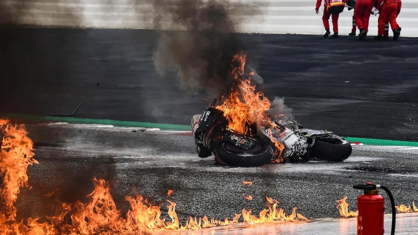 El espectacular incendio en el que se vio envuelto Dani Pedrosa en su vuelta a MotoGP