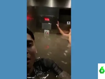 El angustioso momento en el que tres jóvenes se quedan atrapados en un ascensor que comienza a inundarse