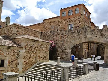 Ciudades Españolas Time: Cáceres y Santiago de Compostela Ciudades Españolas Time: Cáceres y Santiago de Compostela
