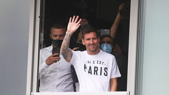 Messi pasa la revisión médica con el PSG y visita el Parque de los Príncipes Messi pasa la revisión médica con el PSG y visita el Parque de los Príncipes