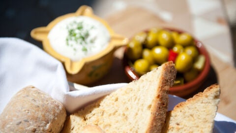 Pan con aceitunas y ali oli