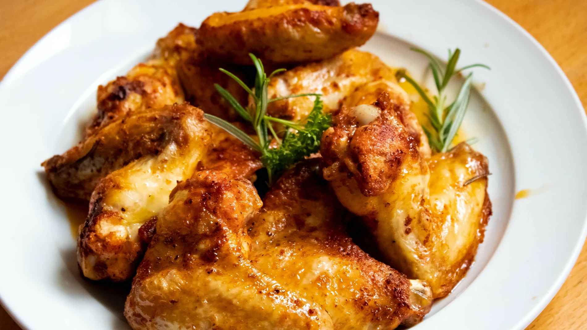 Nueva alerta sanitaria: retiran varios lotes de alitas de pollo congeladas y piden evitar su consumo