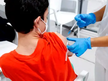 Un niño se vacuna contra la COVID-19 en el hospital Enfermera Isabel Zendal de Madrid