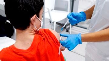 Un niño se vacuna contra la COVID-19 en el Isabel Zendal de Madrid (Archivo)