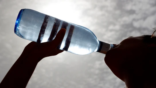 Una mujer bebe agua en una calle de Madrid, en plena ola de calor Una mujer bebe agua en una calle de Madrid, en plena ola de calor