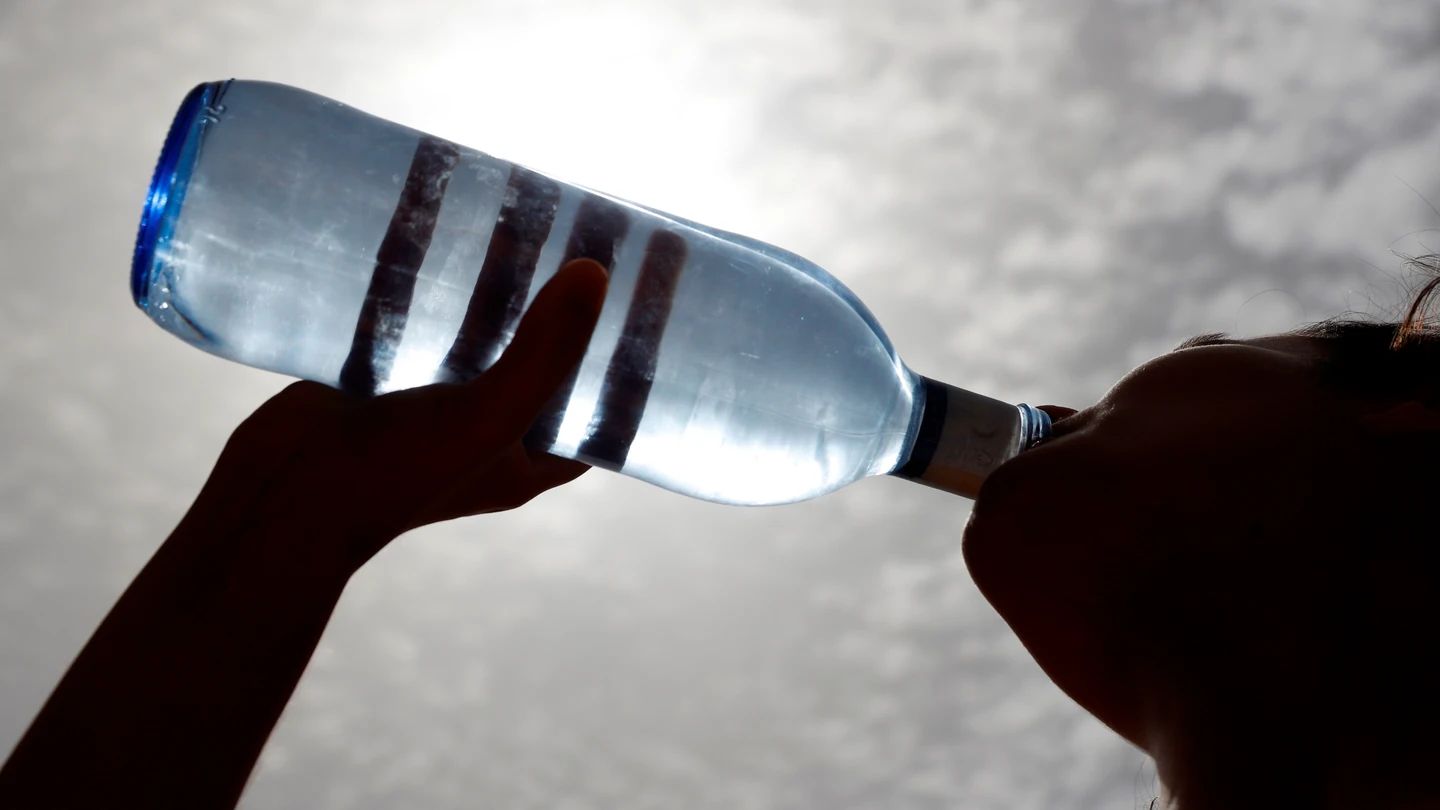 Una mujer bebe agua en una calle de Madrid, en plena ola de calor Una mujer bebe agua en una calle de Madrid, en plena ola de calor