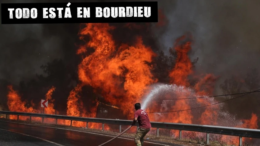 Un bombero combate el incendio forestal en el distrito de Marmaris (Turquía) Un bombero combate el incendio forestal en el distrito de Marmaris (Turquía)
