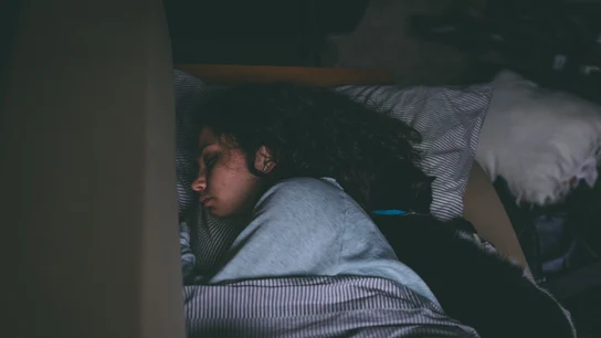 Trucos para dormir en plena ola de calor: cena ligera, ducha templada y ventilación indirecta Trucos para dormir en plena ola de calor: cena ligera, ducha templada y ventilación indirecta