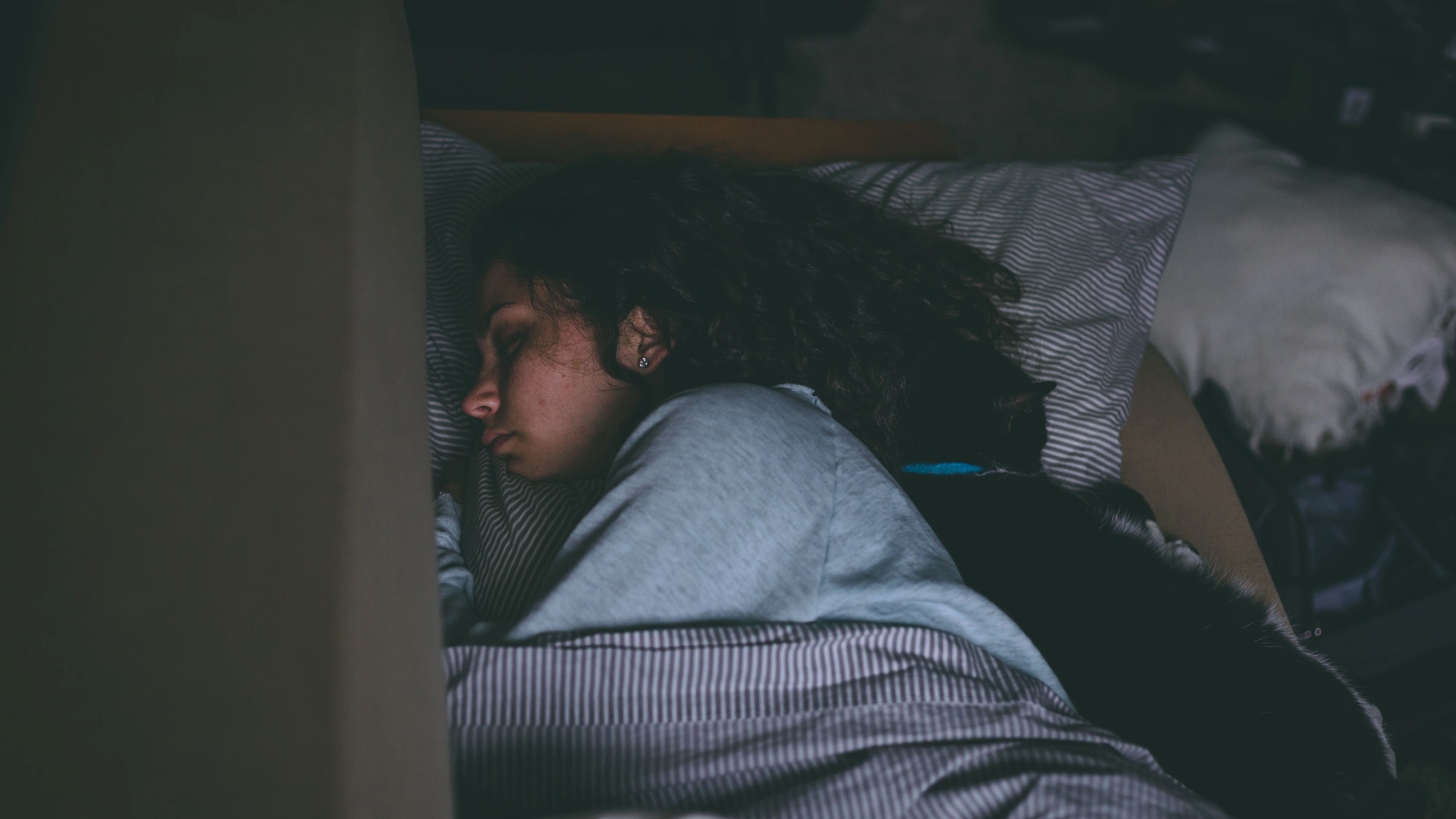 Trucos para dormir en plena ola de calor: cena ligera, ducha templada y ventilación indirecta