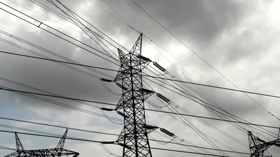 El precio de la luz cae este viernes un 11%, pero sigue superando los 166 euros MWh Luz