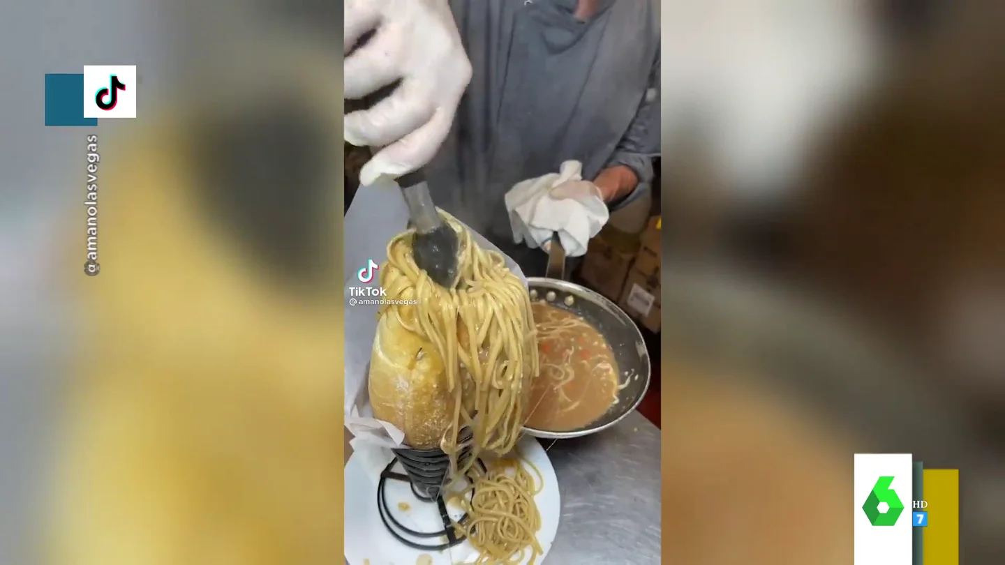 El vídeo viral del bocata más surrealista del mundo que triunfa en Las Vegas: tallarines, pollo asado y tropezones El vídeo viral del bocata más surrealista del mundo que triunfa en Las Vegas: tallarines, pollo asado y tropezones