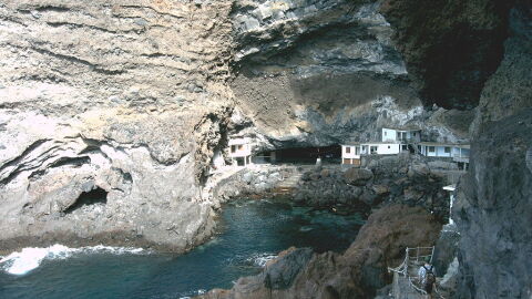 Pueblo escondido en una roca. La Palma