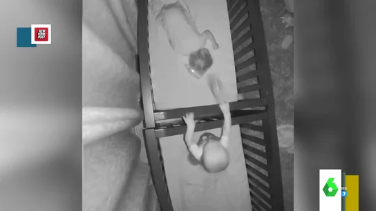 Un bebé, pillado por la cámara nocturna golpeando a su hermano gemelo con el biberón Un bebé, pillado por la cámara nocturna golpeando a su hermano gemelo con el biberón