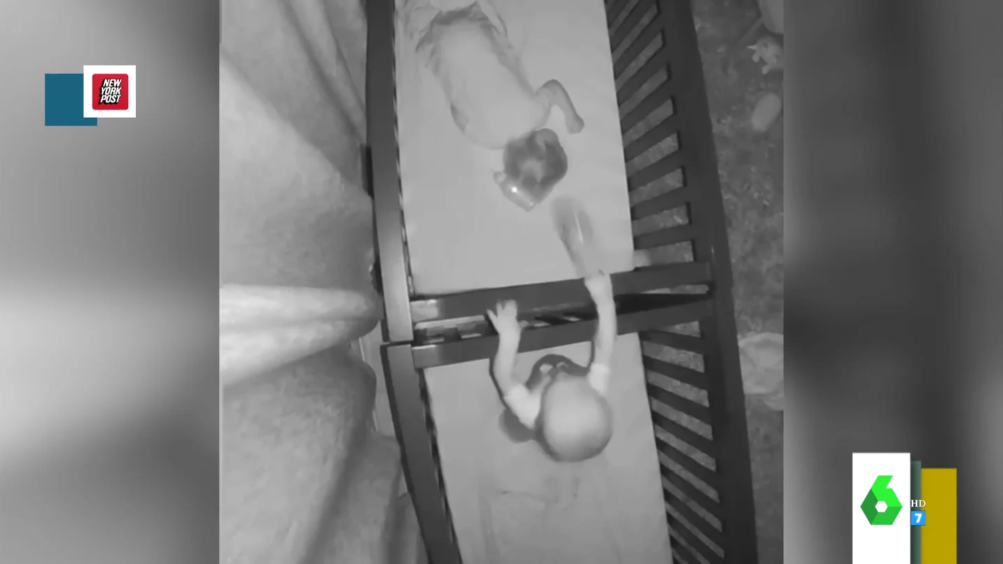 Un bebé, pillado por la cámara nocturna golpeando a su hermano gemelo con el biberón Un bebé, pillado por la cámara nocturna golpeando a su hermano gemelo con el biberón